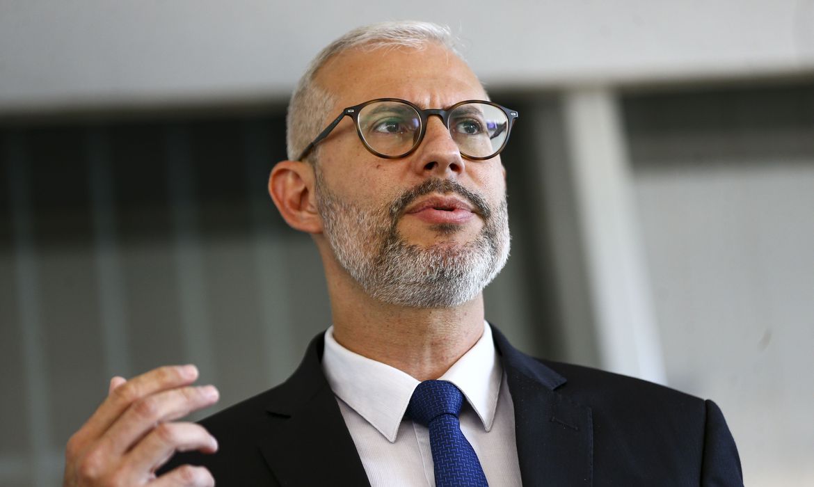Ministro nega corte de verbas a universidades federais: 'limitação financeira'