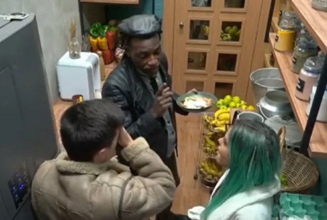 Thomaz ameaça desistir de A Fazenda: 'não aguento mais'