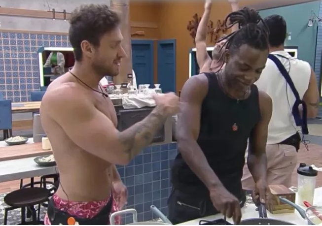 Vini tenta negociar prêmio com Pelé: 'Quer ficar com R$30 mil?'