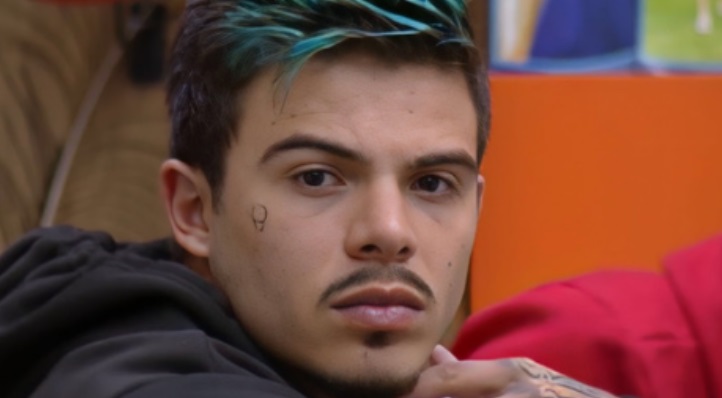 Thomaz tem atitude drástica ao tentar ingerir vários remédios em A Fazenda