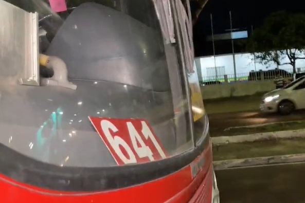 Criminosos fazem arrastão e causam pânico durante assalto ao ônibus 641 em Manaus