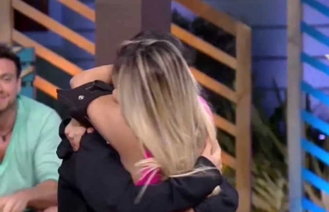 Deolane escolhe Bia para ganhar prêmio de R$ 10 mil em A Fazenda