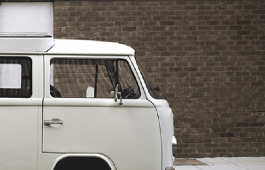 Dois homens são baleados e criminosos fogem em kombi em Manaus