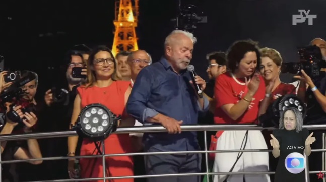 Lula discursa para multidão na Avenida Paulista após vitória no 2º turno