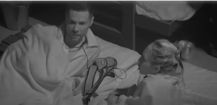 Alex e Ruivinha estranham simpatia de Lucas na baia