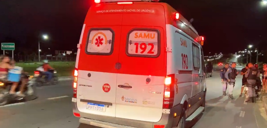 Três pessoas ficam feridas após carro atingir duas motos em grave acidente em Manaus