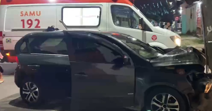 Motorista dorme ao volante e deixa carro destruído ao bater em poste em Manaus