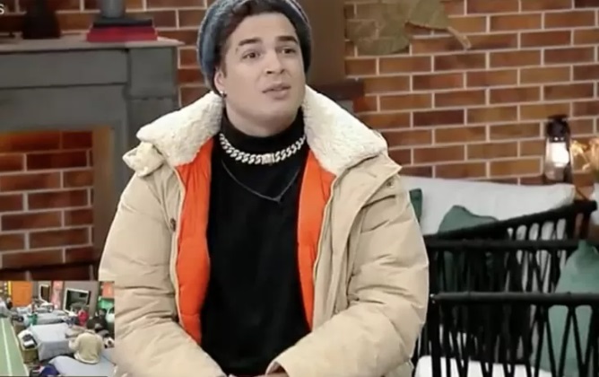 Lucas descobre 'ao vivo' que namorada apagou fotos do casal