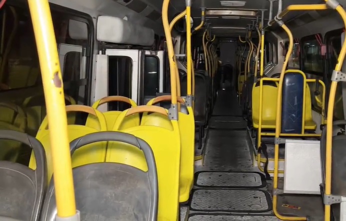 Passageiro leva surra de terçado durante assalto a ônibus 650 em Manaus