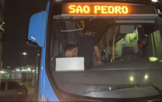 Passageiros vivem momentos de terror durante assalto a ônibus 560 em Manaus