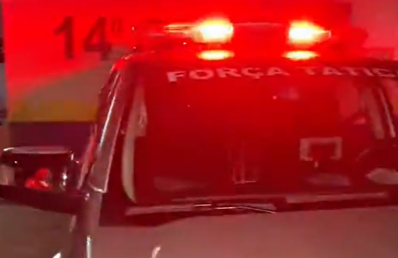 Polícia invade beco e prende homem armado em Manaus