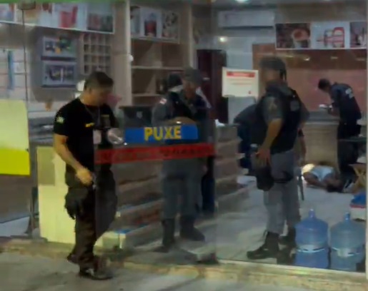 Jovem é morto a tiros enquanto lanchava em loja de conveniência em Manaus