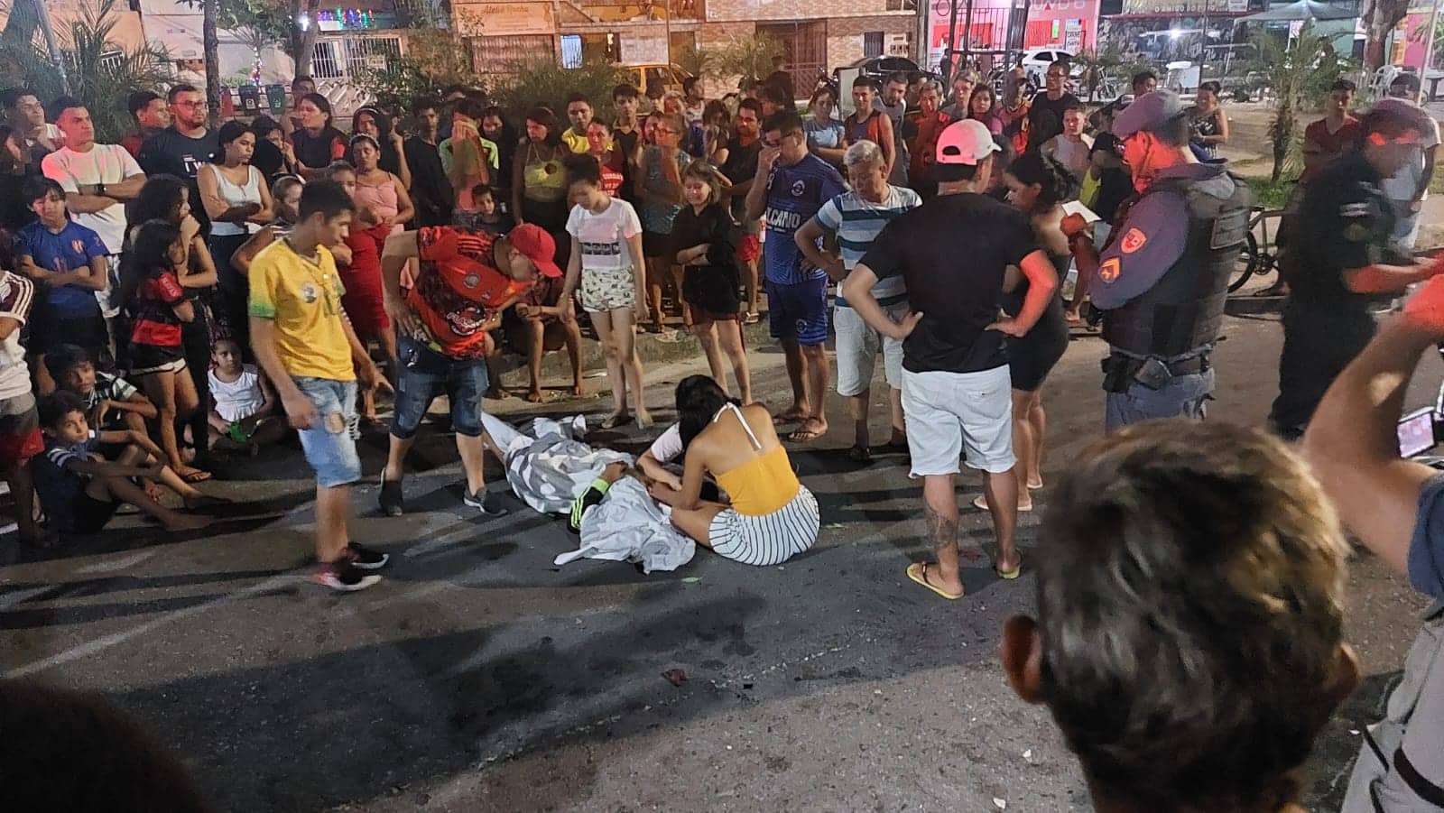 Adolescente de 15 anos faz 'cavalinho de pau' e morre ao bater em outro motociclista em Manaus