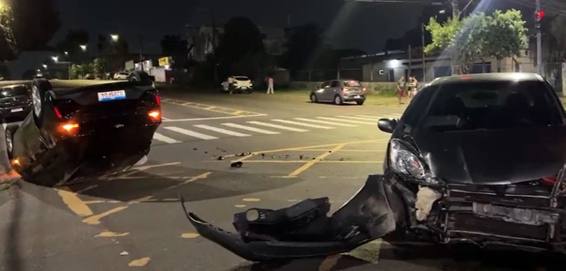 Carro capota após ser atingido por outro veículo em alta velocidade em Manaus