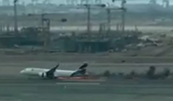 Avião da Latam pega fogo ao bater em caminhão