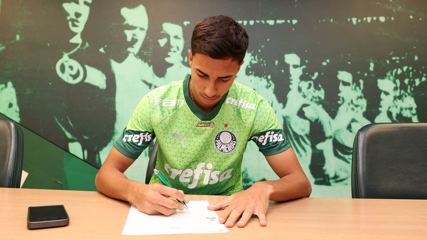 Cria que está na Itália pode voltar ao Palmeiras com venda de Vitor Reis