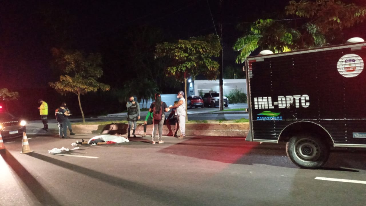 Frentista perde controle de moto e morre ao bater cabeça na pista em Manaus