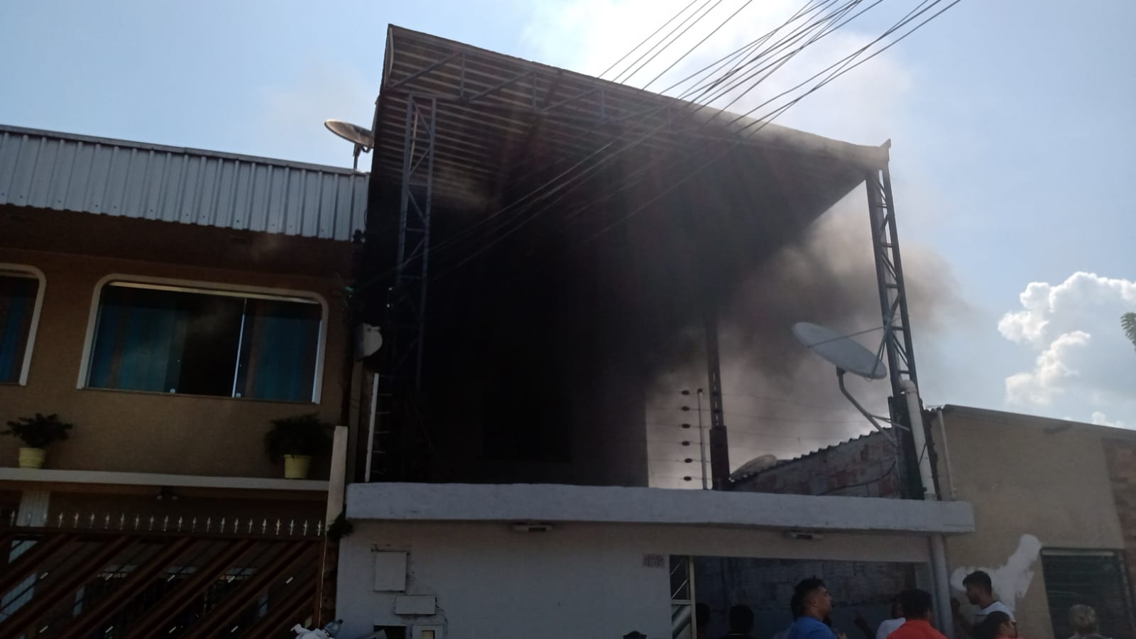 Incêndio atinge casa e deixa moradores desesperados em Manaus; vídeo