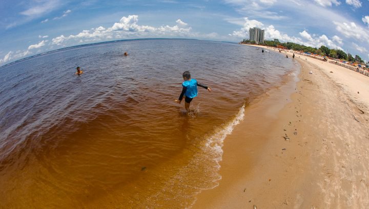 Praia da Ponta Negra estará liberada para banhistas neste feriado em Manaus
