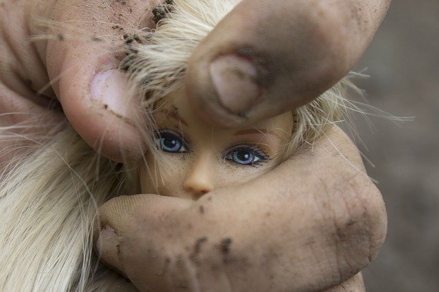 Casal é preso suspeito de agredir a própria filha, de 7 anos, até a morte