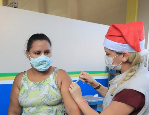 Mais de mil pessoas são vacinadas contra Covid-19 em 2 dias em escolas de Manaus