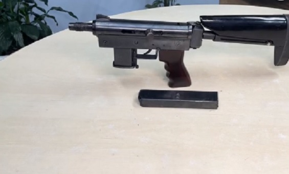 Dupla é presa com submetralhadora ao tentar despistar polícia em Manaus