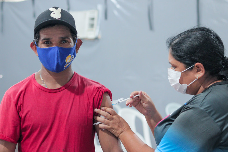 Vacinação contra Covid-19 é retomada após feriado de Natal em Manaus