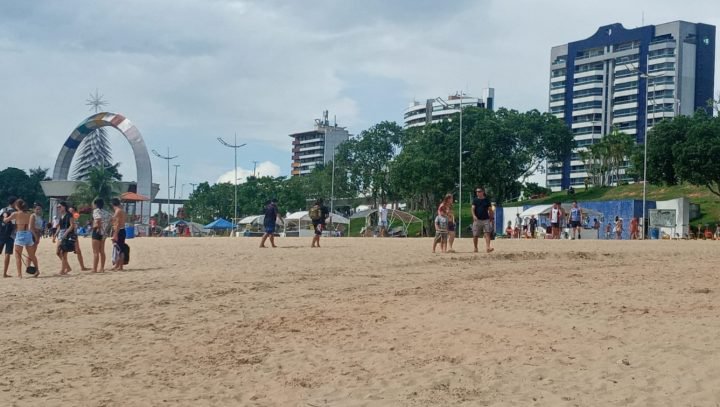 Banhistas aproveitam fim de semana do Natal na praia da Ponta Negra em Manaus