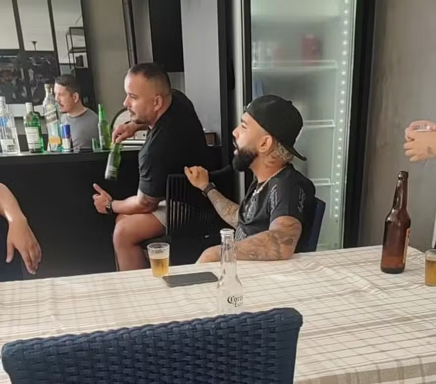 Gabigol é multado e perde camisa 10 do Fla após foto com camisa do Corinthians