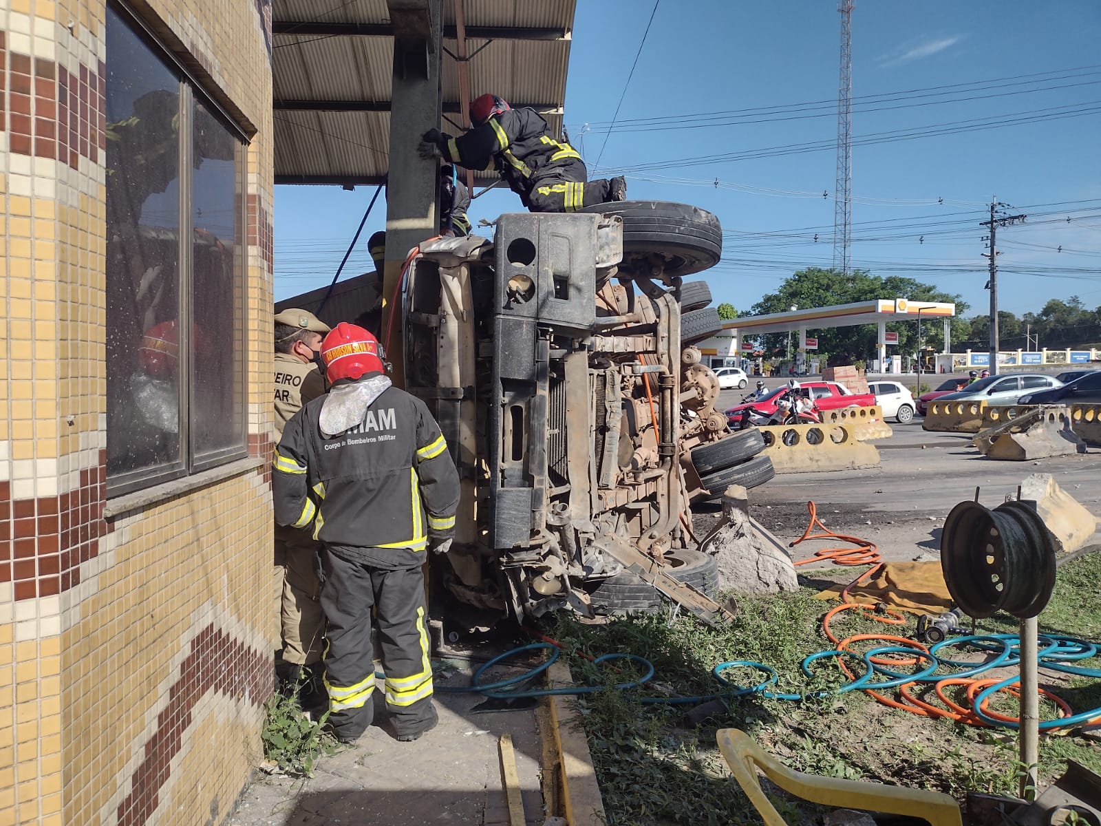 Carreta com carvão tomba e motorista fica preso às ferragens em Manaus
