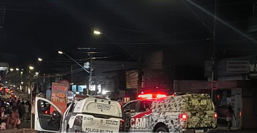 Homem é socorrido após ser baleado por pistoleiros na Feira do Manoa 