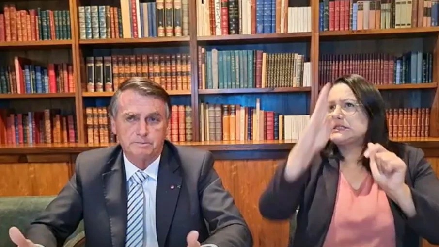 Bolsonaro pede para ver 'aquele canal' na hora da entrevista de Lula no JN