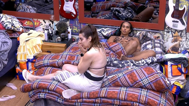 Linn combina voto com Jessi e Naiara em noite de paredão no BBB22