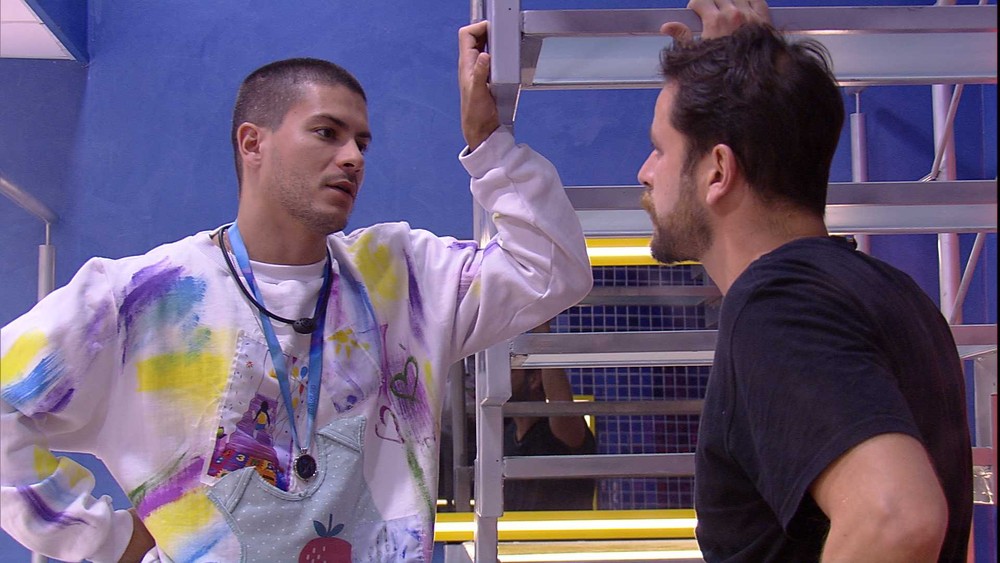 Gustavo tranquiliza Arthur sobre paredão: 'não é teu nome que tá ventilando'