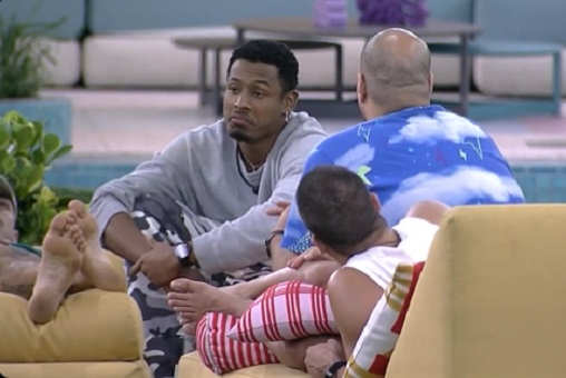 PA confronta Tiago e brother justifica voto: 'Paredão seria equilibrado'