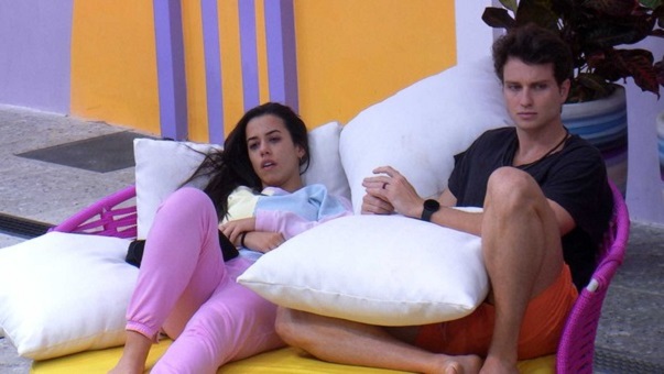 Em véspera de eliminação, Larissa chora e é consolada por Lucas