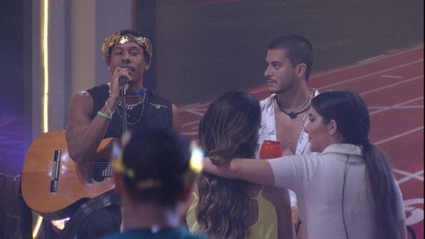 PA canta em homenagem ao pai de Laís que morreu em dezembro; vídeo