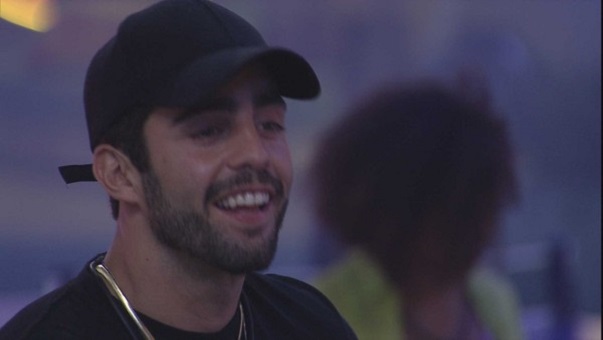 Scooby fica boquiaberto ao ver PA cantar na festa do líder; vídeo