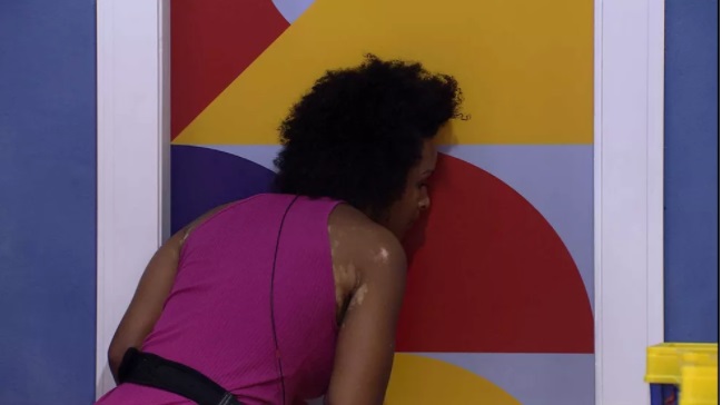 Atrás da porta, Natália escuta conversa de Arthur e PA; vídeo