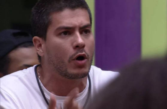 Ex-aliados, Arthur bate boca com Lucas e dispara: 'Você foi desleal'