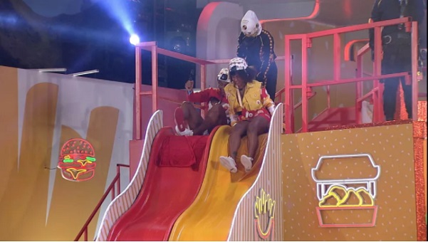 Lina e Jessi descem o tobogã de mãos dadas durante festa do BBB22