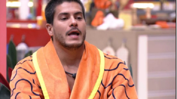 Líder Arthur indica Laís ao paredão no BBB22