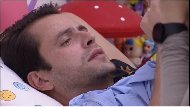 Gustavo afirma para Laís: 'se você sair, vou ficar perdido'