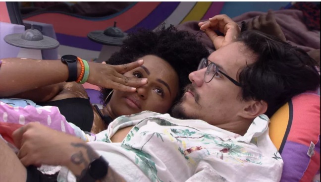 Natália chora ao falar de briga com Lina: 'não queria magoar elas'