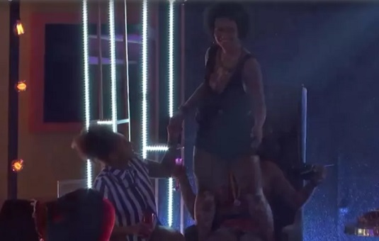 Natália leva bronca da produção ao subir em poltrona durante festa no BBB22