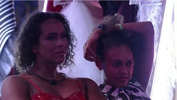 Arthur alfineta Jessi durante festa no BBB22: 'jeitinho fofoqueira de ser'