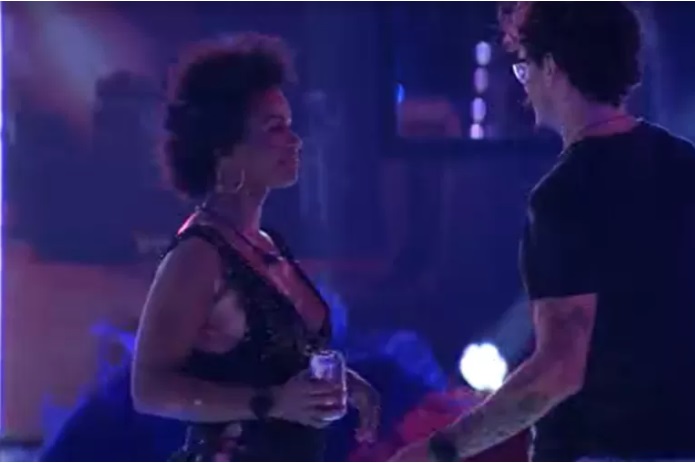 Natália ameaça Eliezer durante festa: 'Ou transa comigo, ou voto em você'