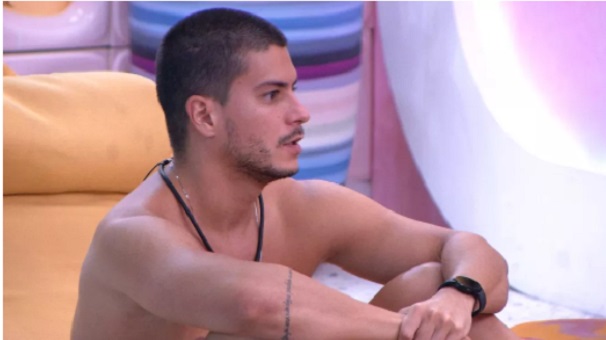 No 'dia da mentira', Arthur acredita que paredão seja falso