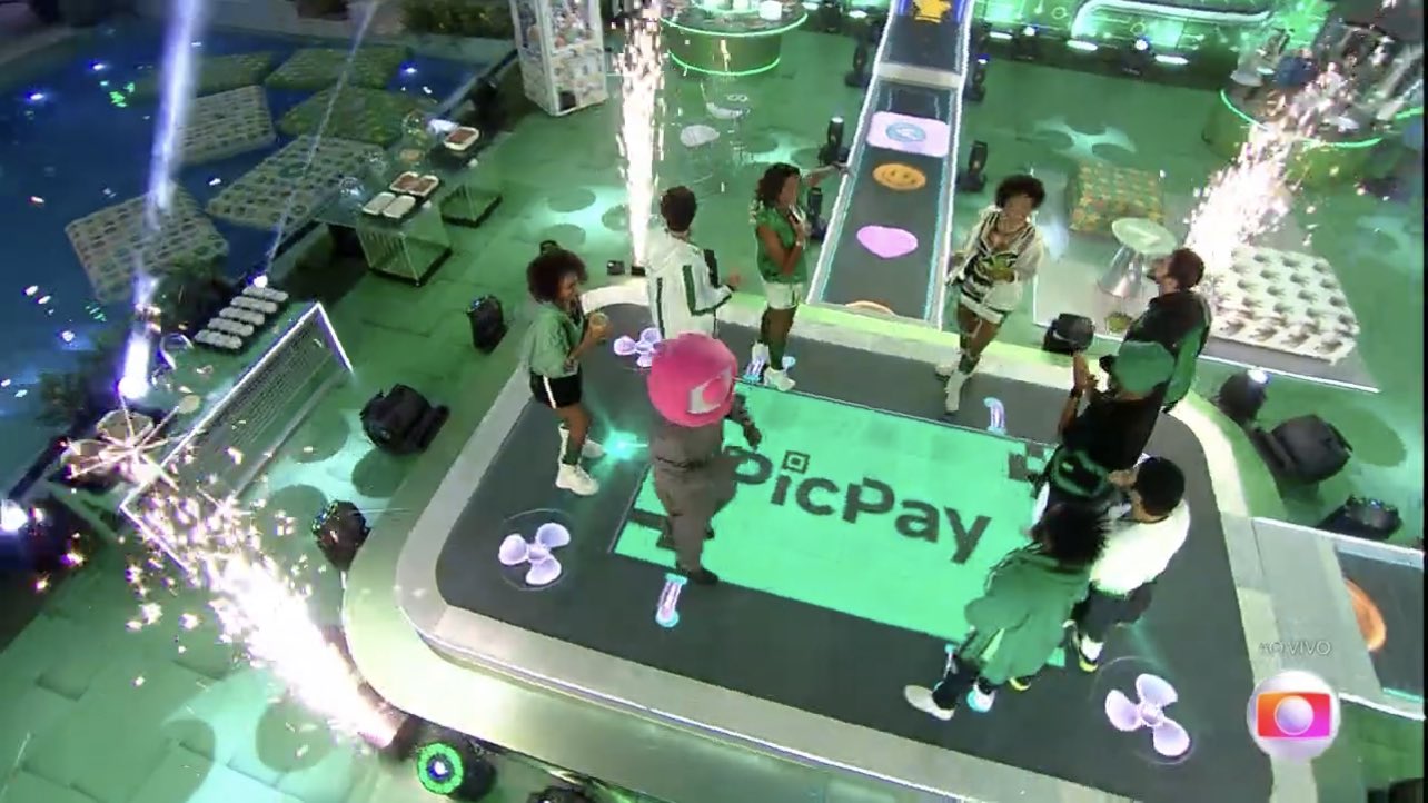 Boninho invade festa no BBB22 e dança com brothers; vídeo