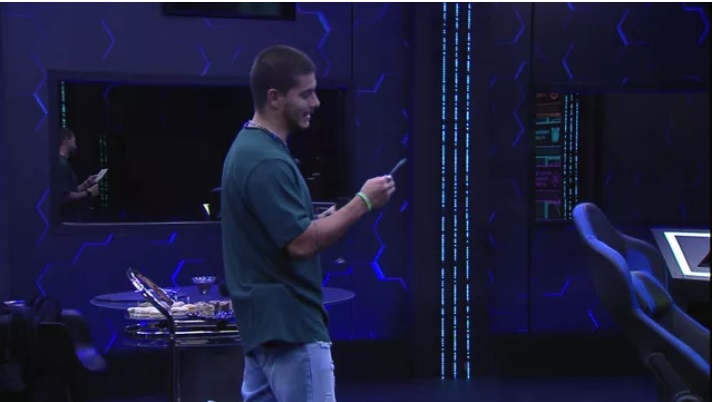 Arthur recebe cards extras para acompanhar festa no BBB22